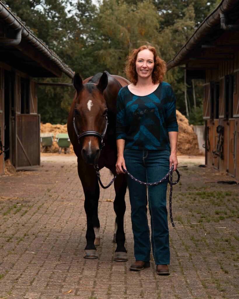 Jen met Grumpy tussen de stallen